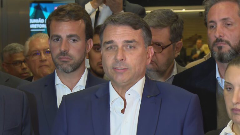 Flávio Bolsonaro critica contas de filme e diz que Lula deve prestar contas