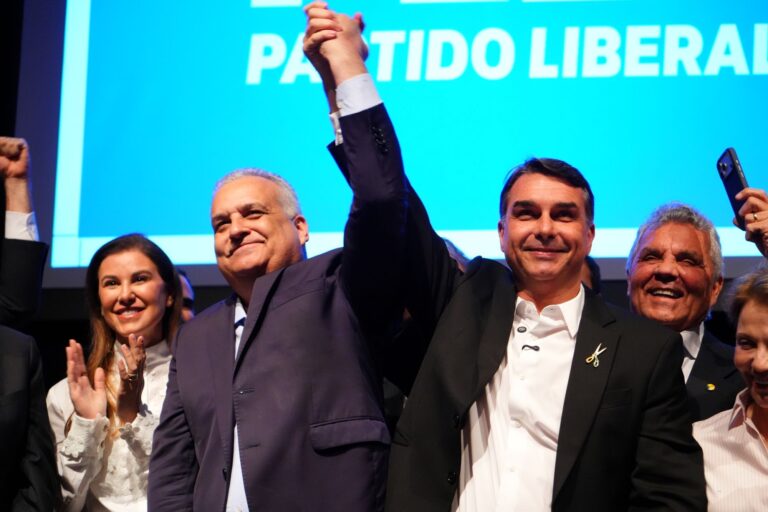 Flávio Bolsonaro escolhe Alfredo Gaspar como vice para explorar escândalo do INSS