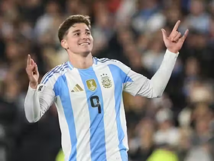 Arsenal avalia contratação de Julián Álvarez em negociação que pode quebrar recorde