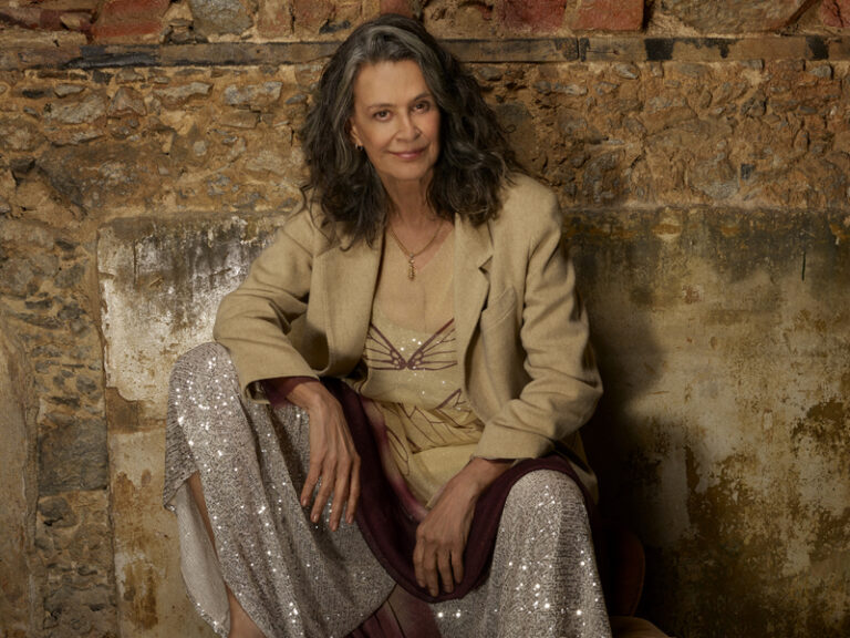 Simone apresenta novo show sobre feminilidade em Curitiba
