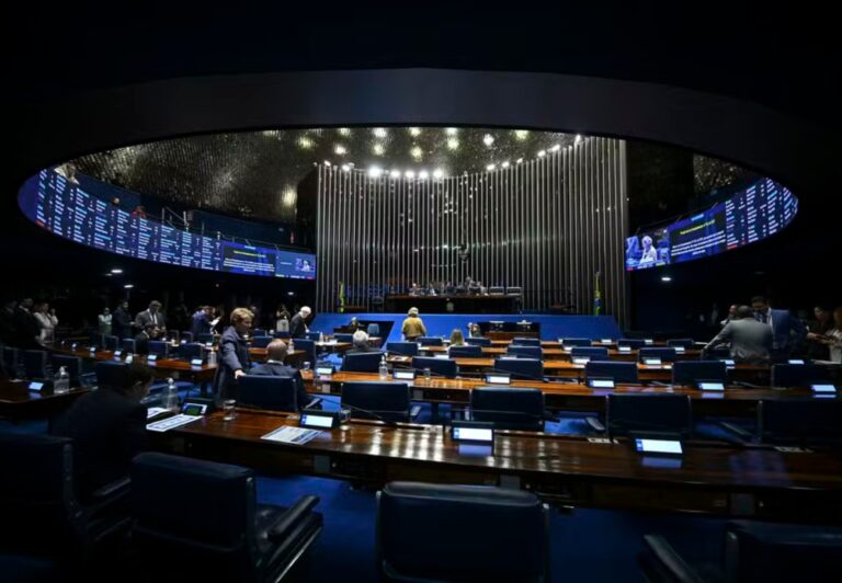 Quaest aponta Manuela d'Ávila na liderança para Senado no Rio Grande do Sul