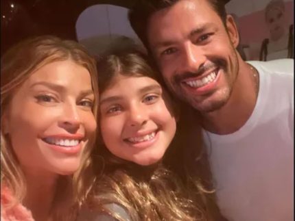 Sabrina Sato e outras atrizes homenageiam pais de seus filhos no Dia dos Pais