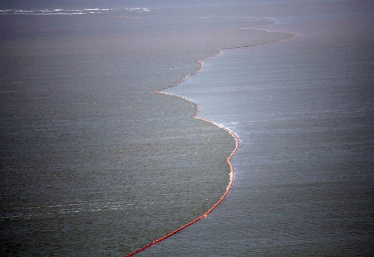 Agências alertam para vazamento de petróleo no Golfo Pérsico maior que o estimado