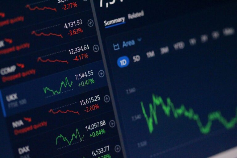 Ibovespa fecha em queda e atinge mínima de um mês com foco na Petrobras