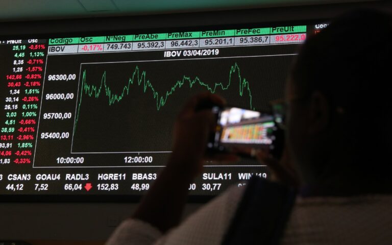 Ibovespa fecha quase estável com queda de Petrobras antes de decisão do Copom