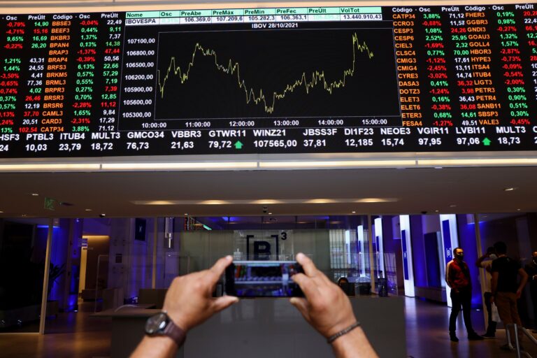 Ibovespa fecha quase estável com incertezas sobre eleições e cenário econômico