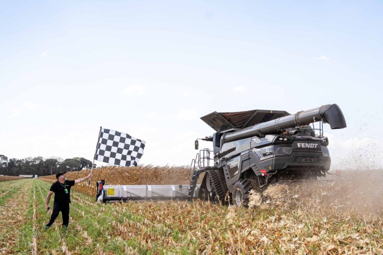 Fendt bate recorde ao colher 2.599 toneladas de milho em 24 horas