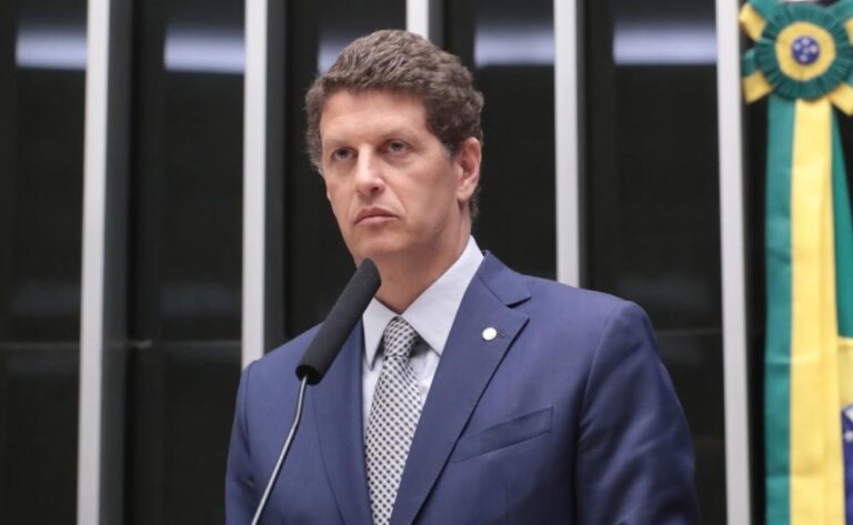 Salles se define como liberal na economia e conservador nos costumes
