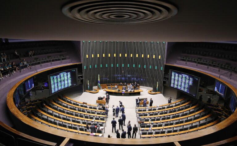 Candidaturas a deputado federal caem 28% nas eleições de 2026