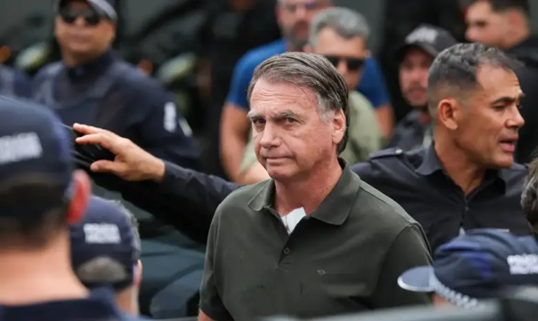 Defesa de Bolsonaro pede a Moraes liberação de visitas dos filhos