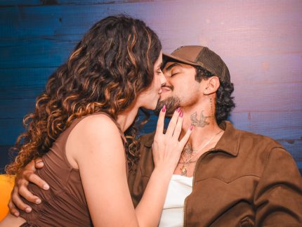Jeninho e Maria Rita assumem namoro com beijo em Barretos