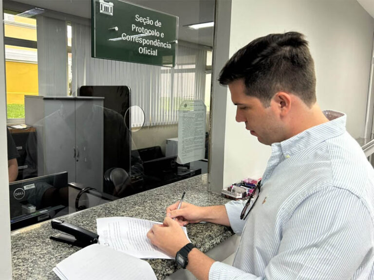 Advogados protocolam representação pedindo cassação de Tathiana Guzella