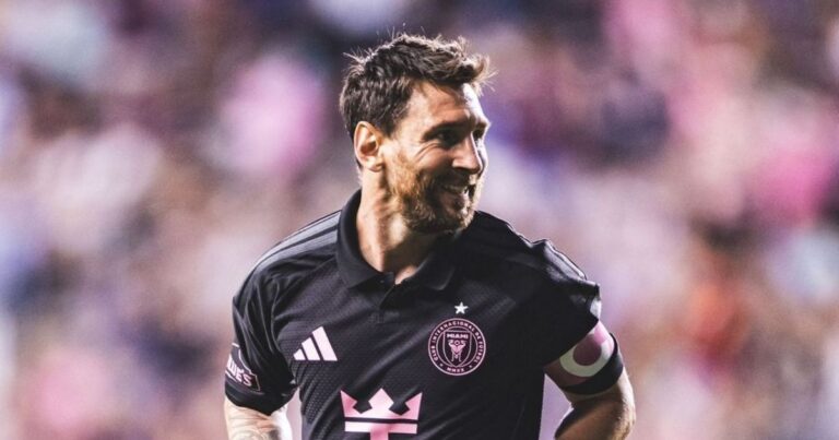 Messi dá tapa em adversário durante partida da MLS contra Philadelphia Union