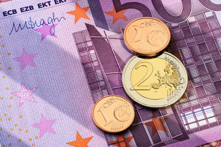 Bolsas europeias recuam de máximas recordes com balanços corporativos