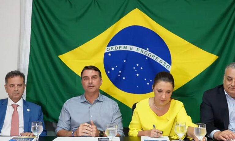 Flávio Bolsonaro apresenta plano de governo com tesouraço de gastos e limite ao STF