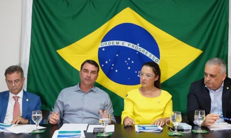 Flávio Bolsonaro defende CNH aos 16 anos vinculada à redução da maioridade penal