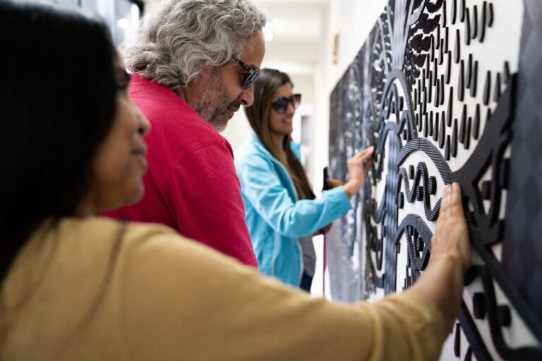 Daiara Tukano lança mural tátil e sonoro no Instituto Paranaense de Cegos