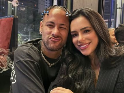 Neymar e Bruna Biancardi promovem arraia em mansão no Guarujá
