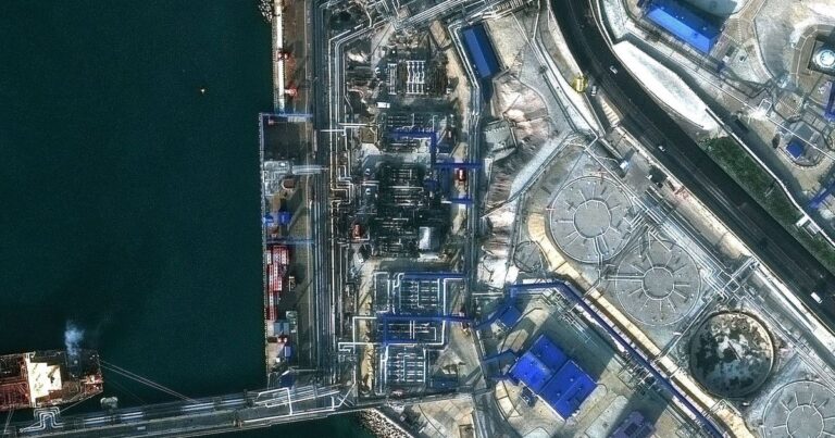 Ucrânia cessa ataques a petroleiros em porto russo a pedido dos EUA