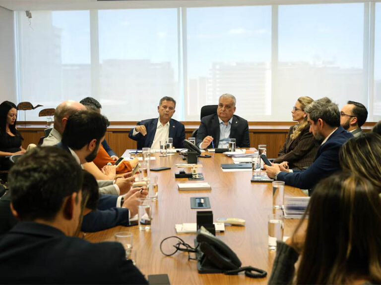 Campanha de Flávio Bolsonaro age para refutar acusação contra vice Alfredo Gaspar