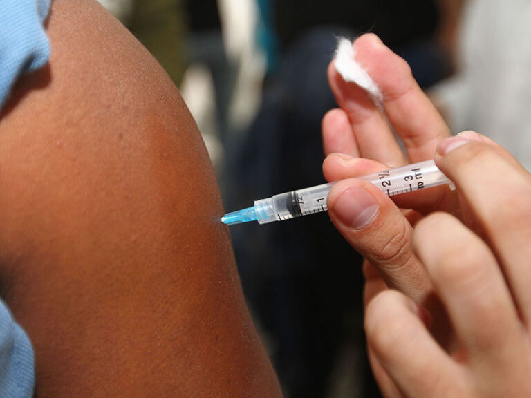 Paraná realiza Dia D de Multivacinação em 399 municípios neste sábado