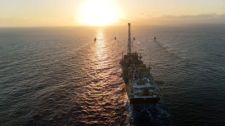 Petróleo fecha misto com investidores avaliando reabertura do Estreito de Ormuz