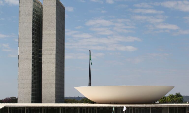 Congresso vota nesta semana fim da escala 6x1 e taxa das blusinhas