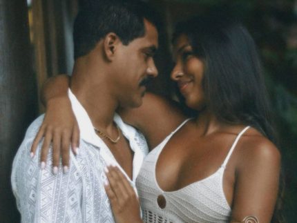 Mell Muzzillo e Marcello Melo Jr trocam alianças em jantar de noivado