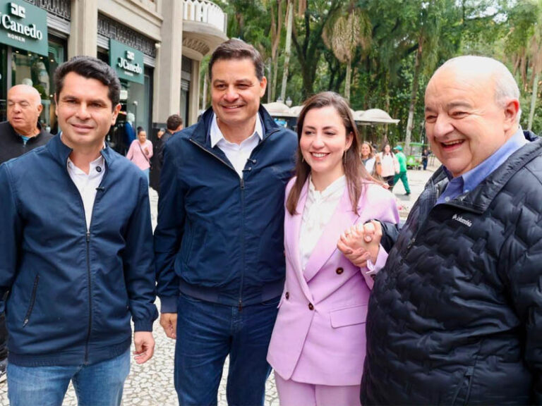 Sandro Alex, Rafael Greca e Alexandre Curi fazem campanha no Calçadão da XV