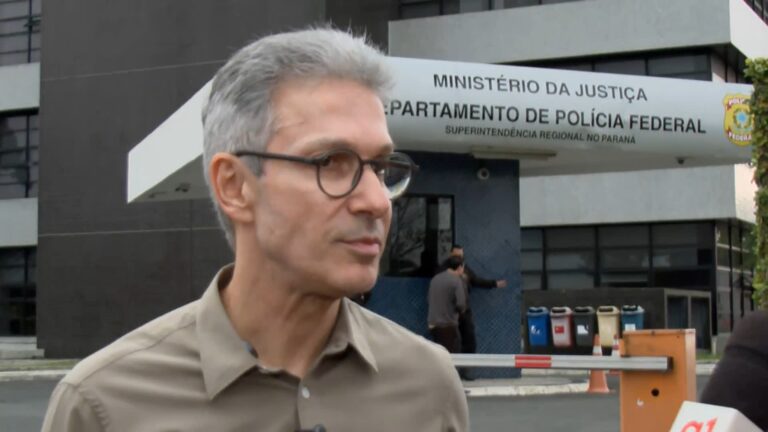 Zema discursa contra corrupção em frente à Polícia Federal do Paraná