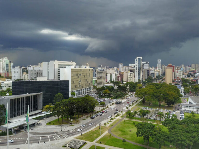 Instituto Nacional de Meteorologia alerta 396 cidades do Paraná para tempestades