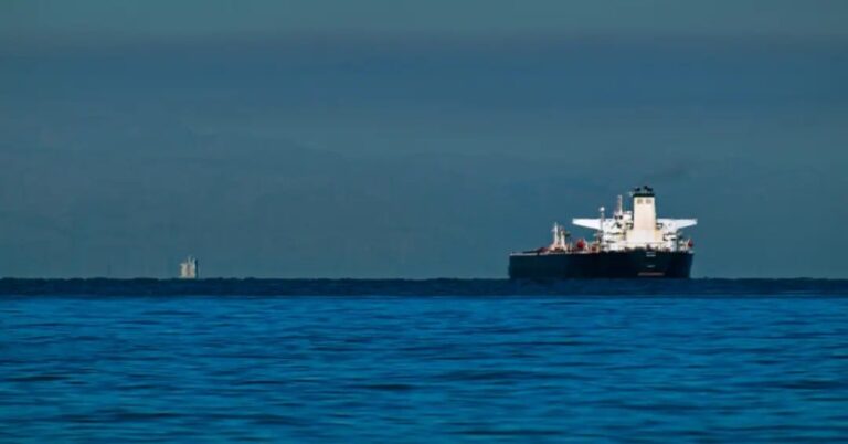 Tráfego de navios cargueiros pelo Estreito de Ormuz atinge menor nível em três meses