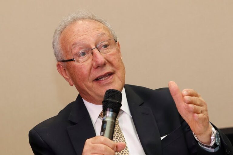Ex-ministro Francisco Turra lança biografia durante a Expointer