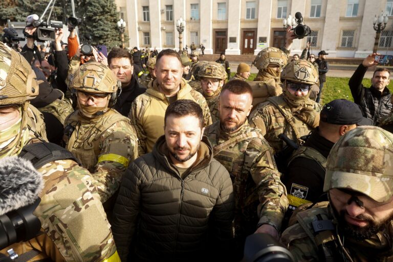 Zelenskiy ordena lançamento de mil drones por dia contra a Rússia