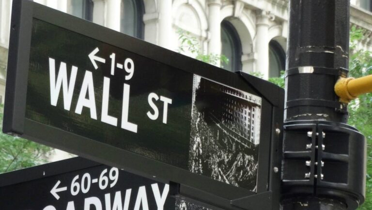 S&P 500 e Dow Jones atingem máximas recordes com IA e esperança no Oriente Médio