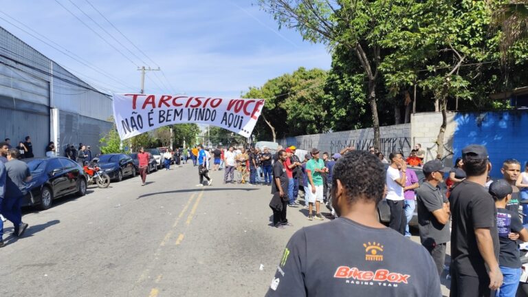 Manifestantes protestam contra Tarcísio em ato de campanha em Osasco