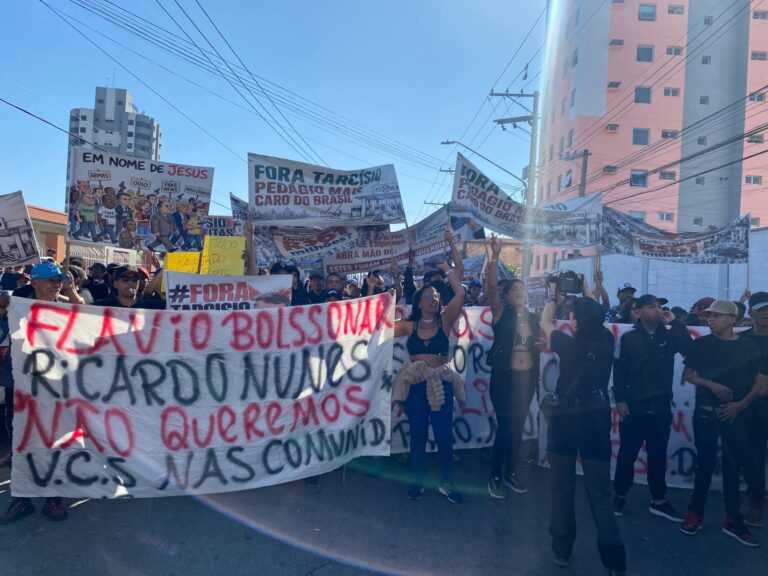 Manifestantes protestam contra Tarcísio em agenda de Flávio Bolsonaro em São Paulo
