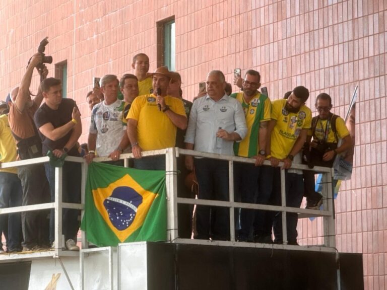 Flávio Bolsonaro inicia campanha presidencial em Alagoas ao lado de Alfredo Gaspar