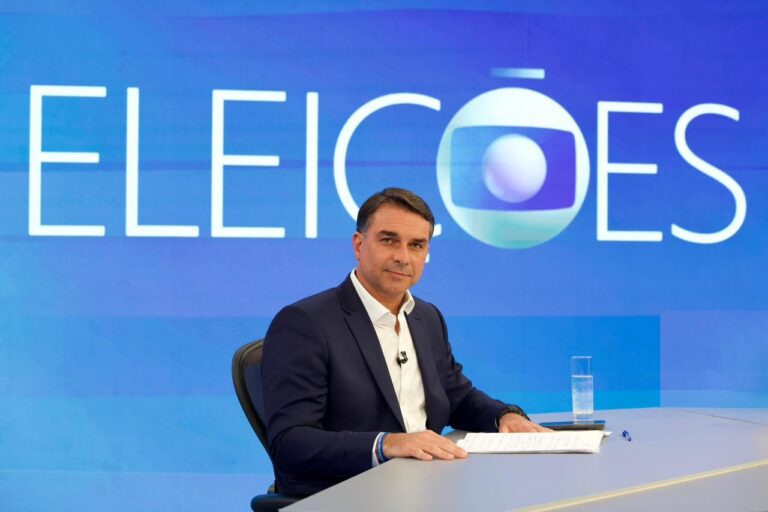 Flávio Bolsonaro fala sobre urnas eletrônicas e relação com Vorcaro em entrevista