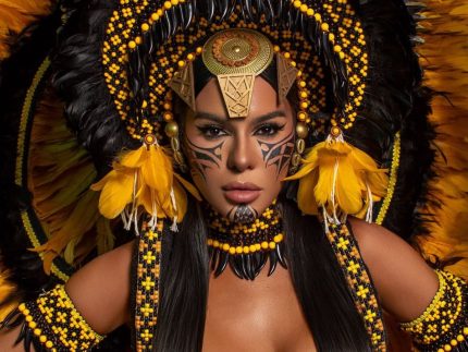 Tamires Assis se apresenta como Cunha Poranga no Festival de Manaus
