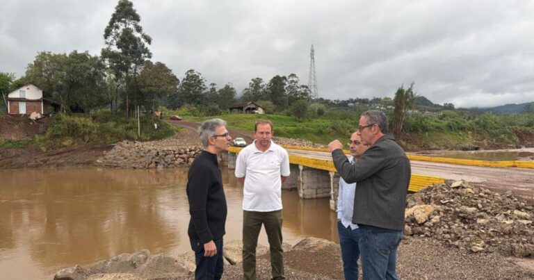 Zema visita ponte destruída por cheias no Rio Grande do Sul