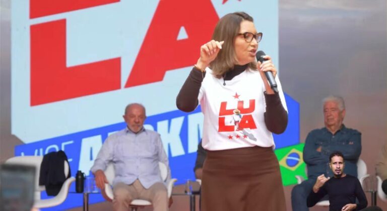 Janja reage a provocações durante comício de Lula em Curitiba