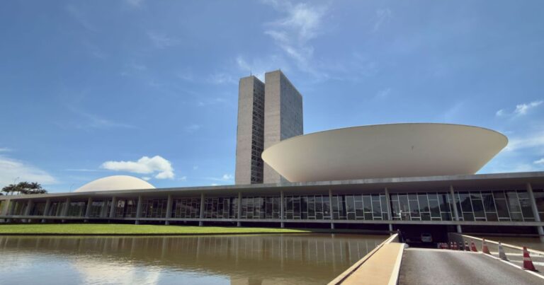 Congresso vota taxa das blusinhas e busca aprovar fim da escala 6x1 nesta quarta