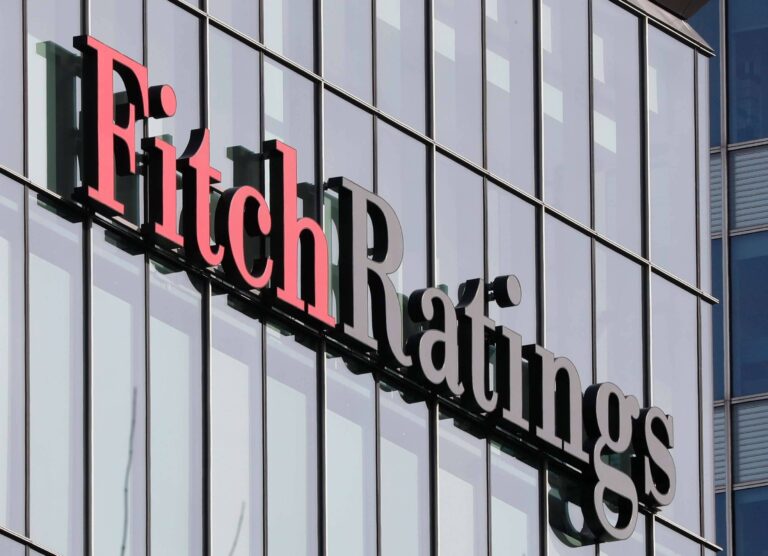 Fitch prevê corte de investimentos das empresas ao mínimo em 2027