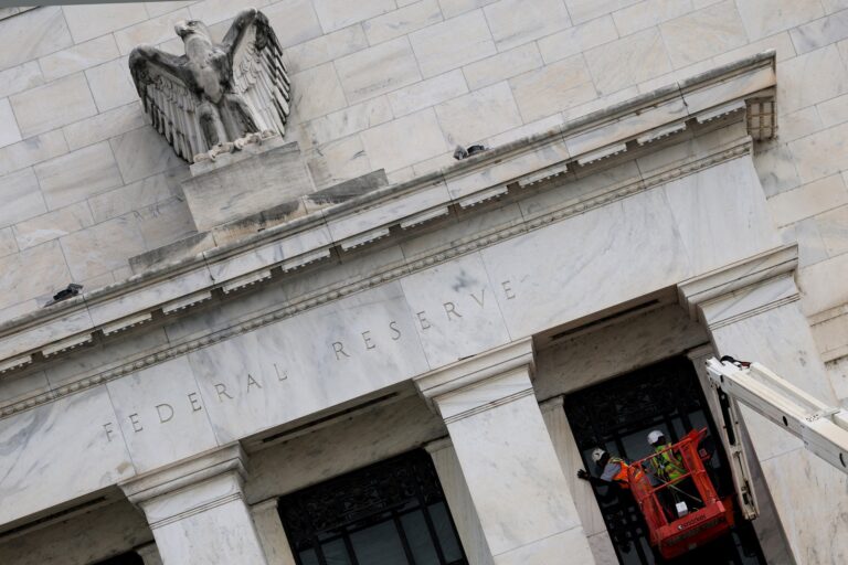 Fed mantém juros estáveis enquanto inflação gera incertezas