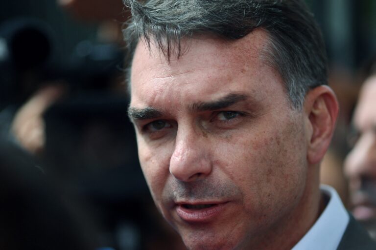 Flávio Bolsonaro critica Moraes e diz que ministro não pode permanecer no STF