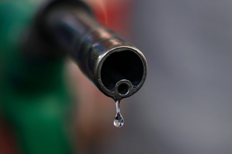 Governo reduz PIS/Cofins sobre gasolina em R$ 0,63 por litro