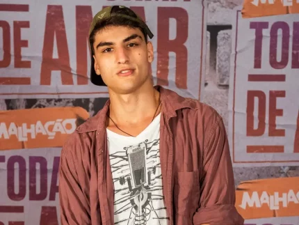 Ator mirim de Malhação trabalha em loja de comércio entre gravações