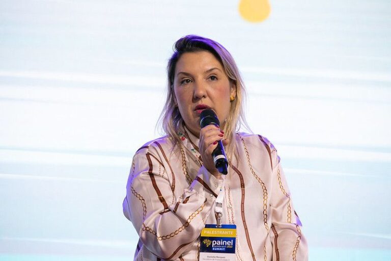 Flávio Bolsonaro escala Daniella Marques para recrutar nomes para eventual governo