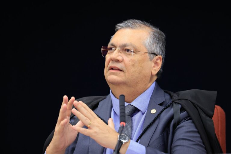 Dino pede vista e critica conduta de Fachin no STF